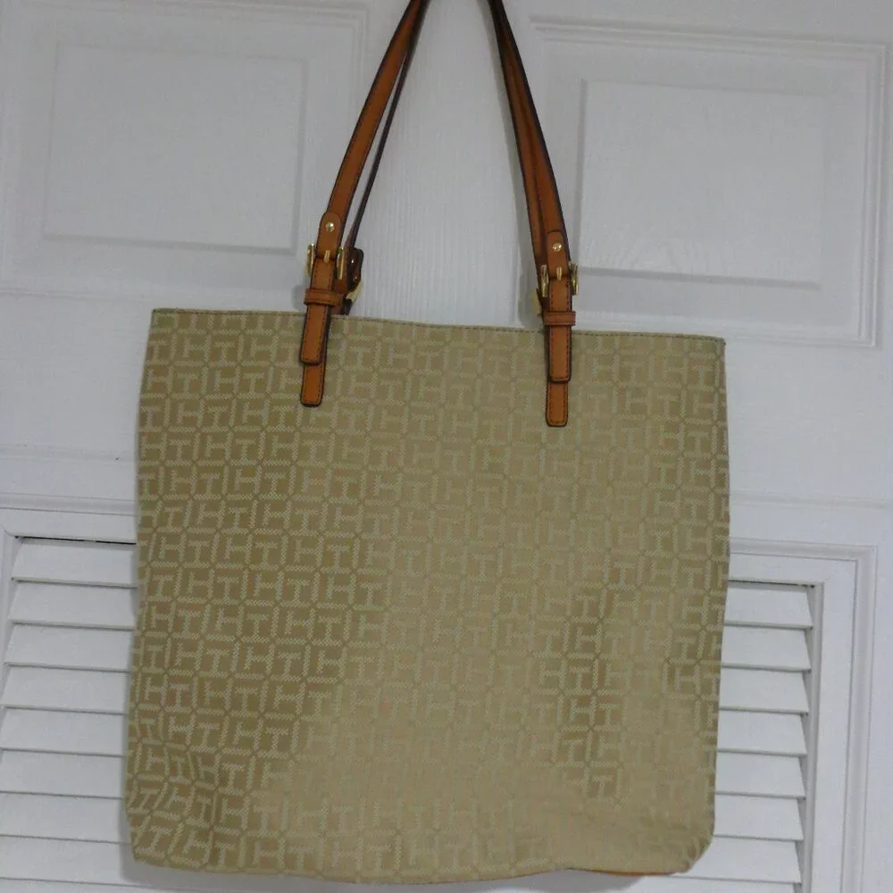 Tommy Hilfiger Tan Signature Logo Large Tote Bag Gold Tone Hardware‎ Brown